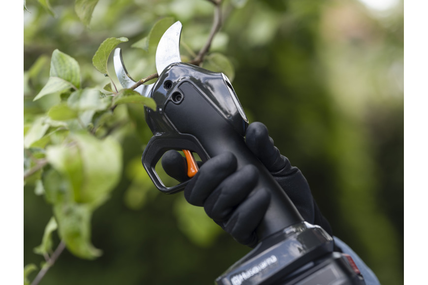 Husqvarna Aspire™ PS30X-P4A pruning shears with battery and charger