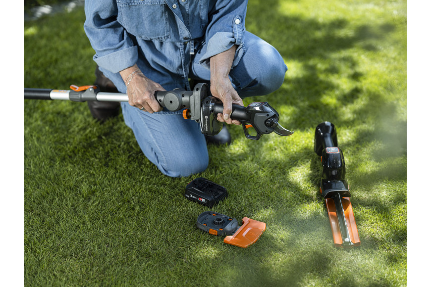 Husqvarna Aspire™ PS30X-P4A pruning shears with battery and charger