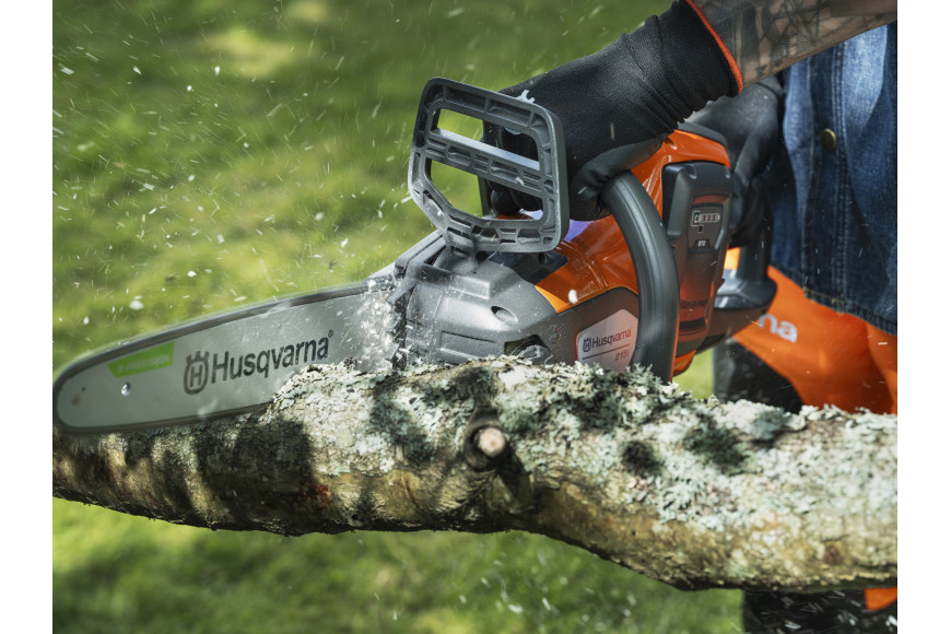 Husqvarna 215i Chainsaw - Without Battery and Charger