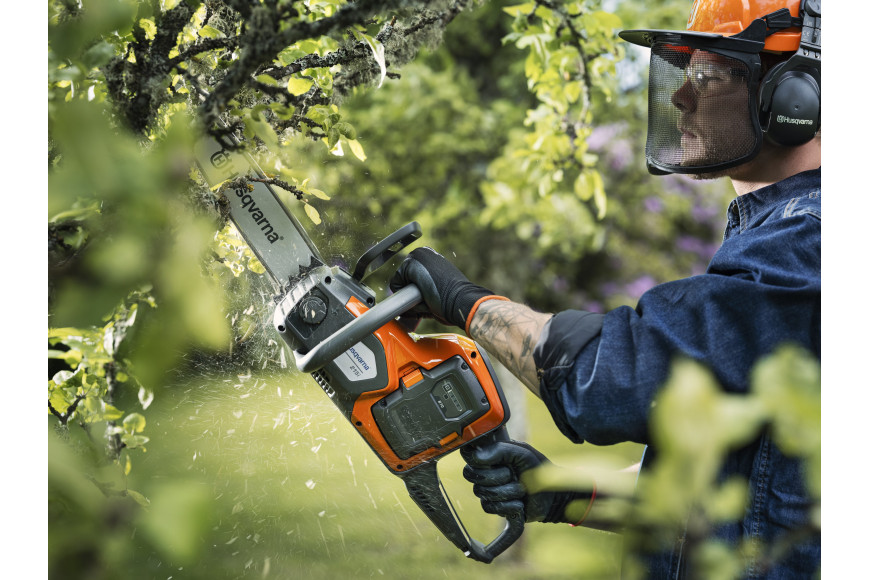 Husqvarna 215i chainsaw with battery and charger