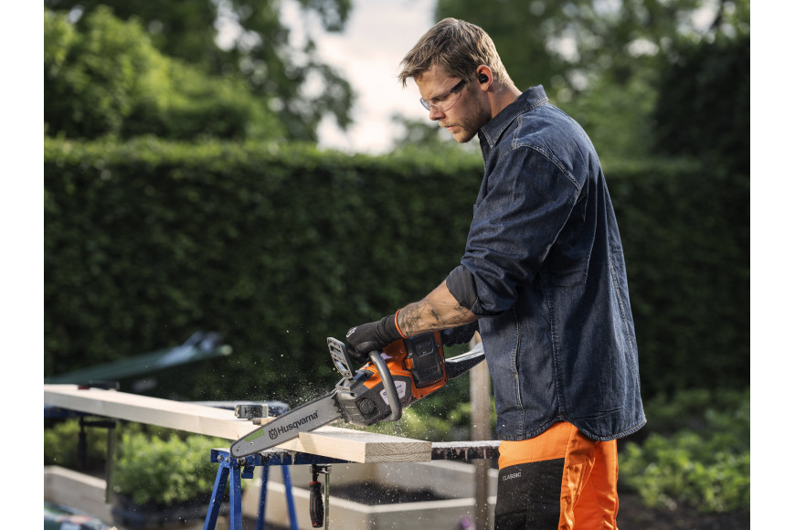 Husqvarna 215i chainsaw with battery and charger