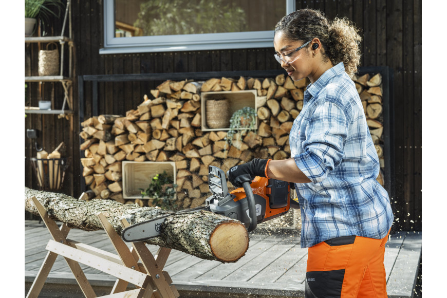 Husqvarna 230i Kettensäge mit Akku und Ladegerät
