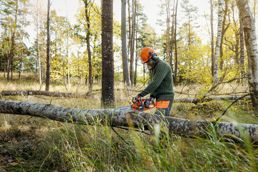 Husqvarna 435i Chainsaw - Without Battery and Charger
