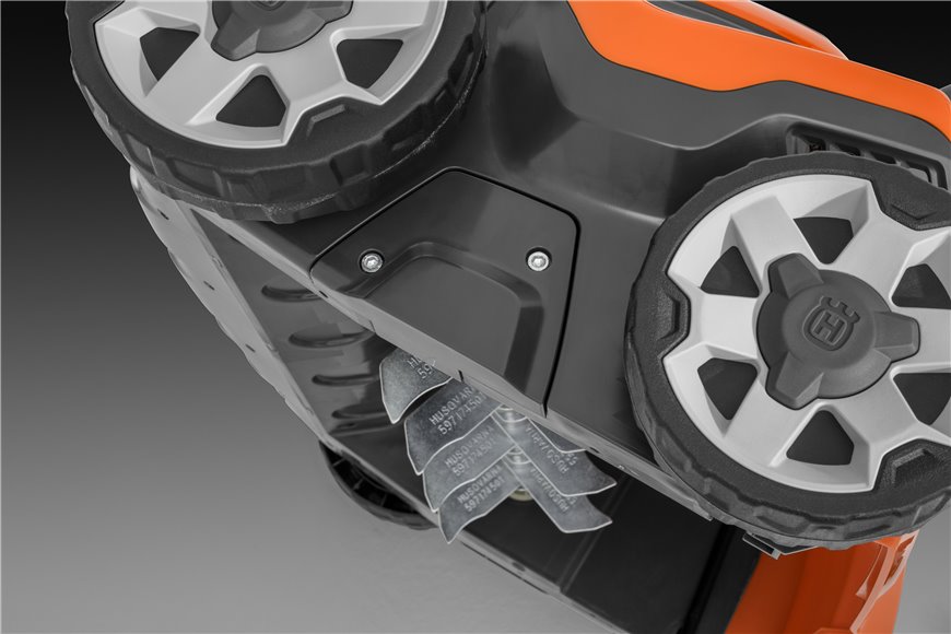 Husqvarna S 138i lawn scarifier without battery and charger
