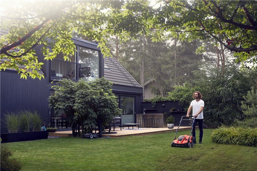 Husqvarna S 138i lawn scarifier without battery and charger