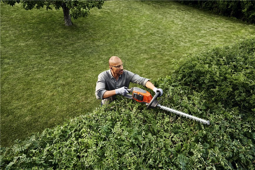 Tagliasiepi Husqvarna 215iHD45 - senza batteria e caricabatterie