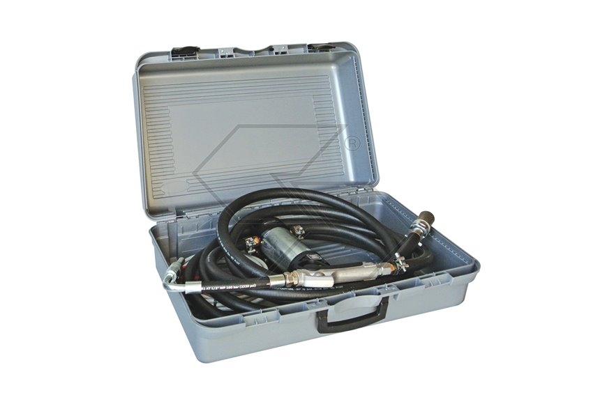 Oil Kit - Gruppo portatile per travaso Olio• Pompa: 12V
